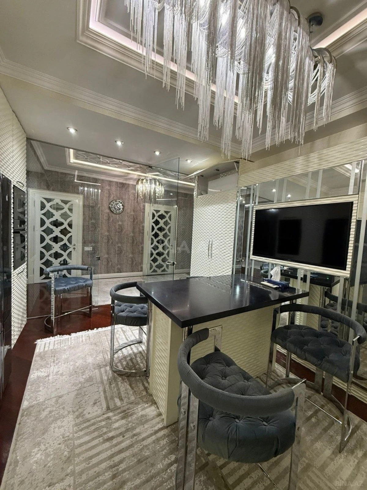 Satılır 4 otaqlı mənzil 215 m²