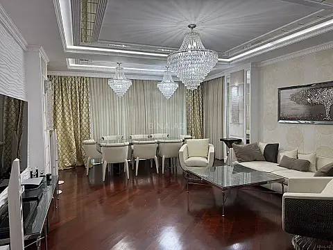 Satılır 4 otaqlı mənzil 215 m²