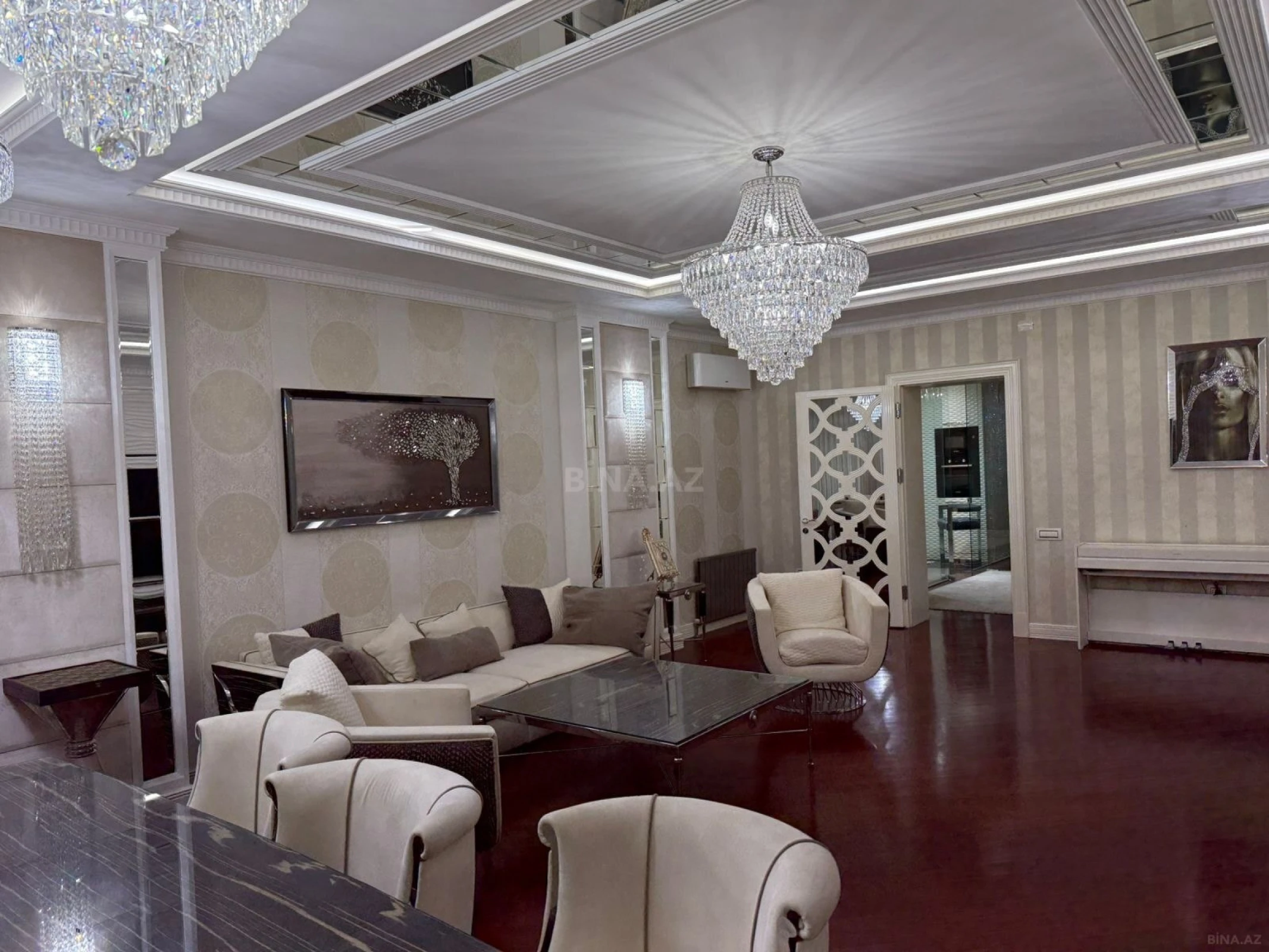 Satılır 4 otaqlı mənzil 215 m²