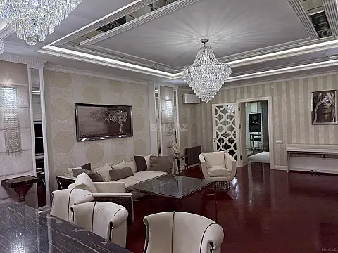 Satılır 4 otaqlı mənzil 215 m²