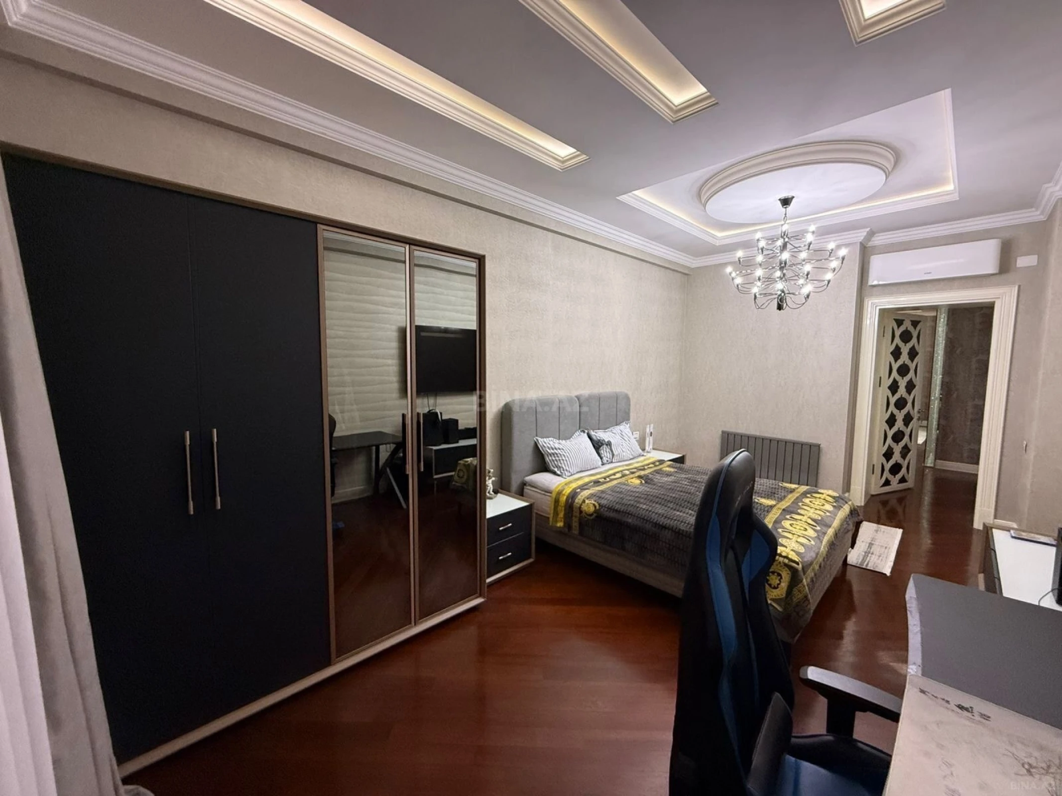 Satılır 4 otaqlı mənzil 215 m²