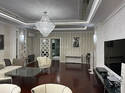 Satılır 4 otaqlı mənzil 215 m²