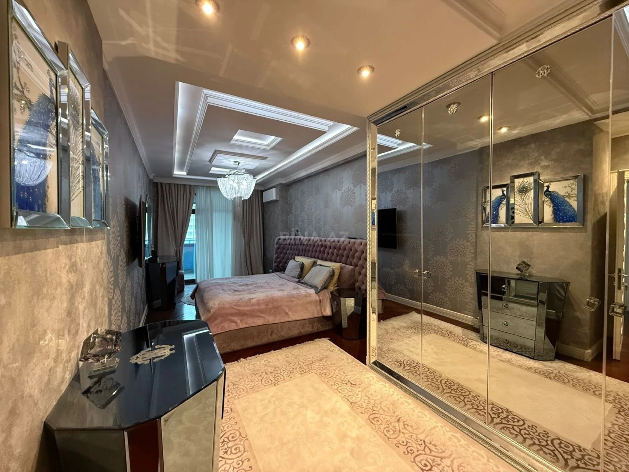 Satılır 4 otaqlı mənzil 215 m²