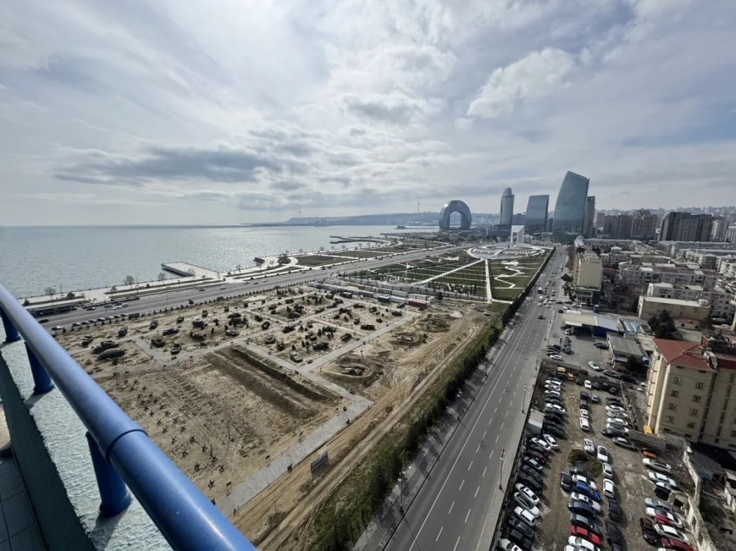 Satılır 4 otaqlı mənzil 215 m²