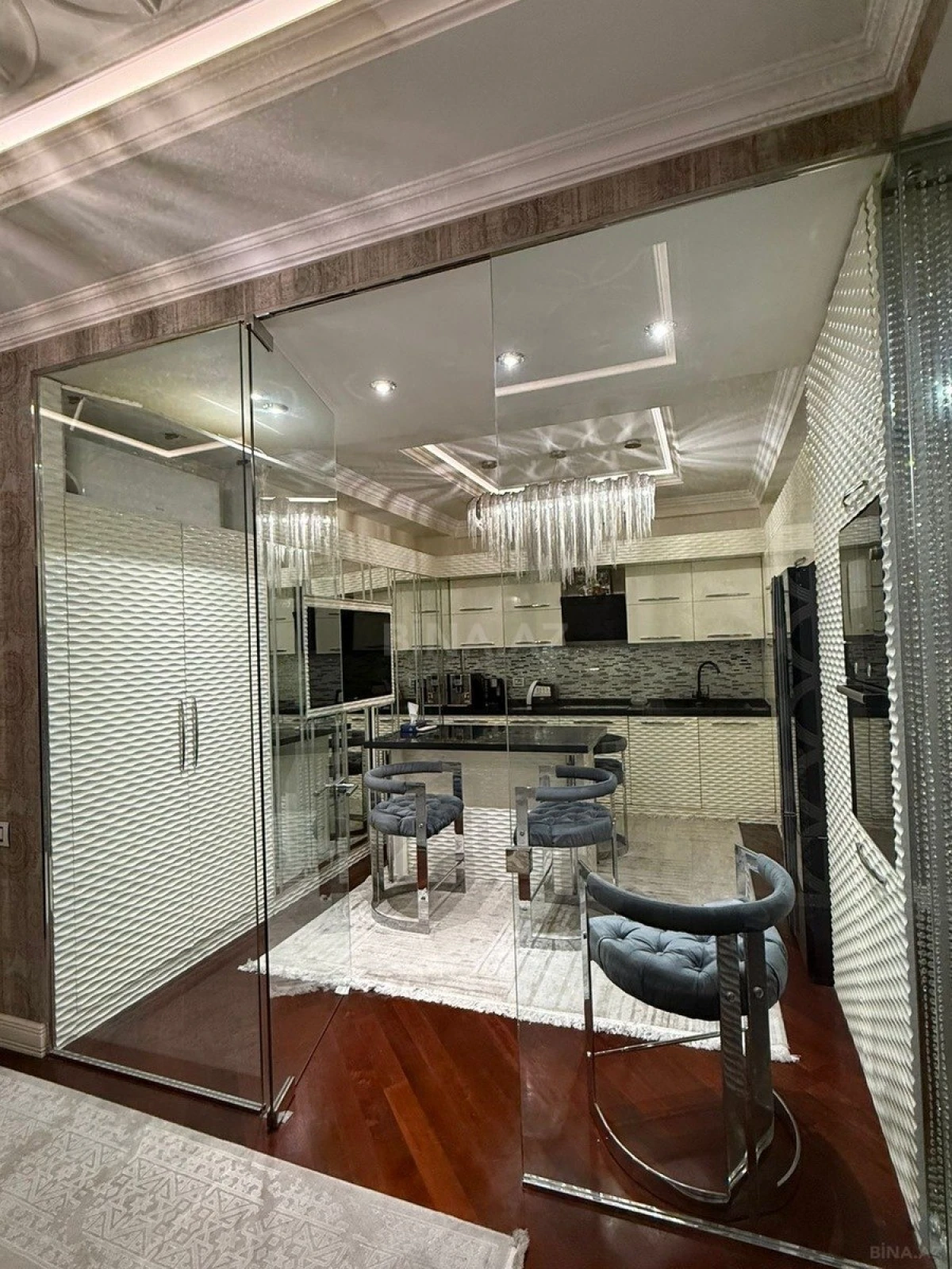 Satılır 4 otaqlı mənzil 215 m²