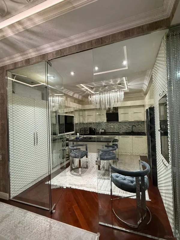 Satılır 4 otaqlı mənzil 215 m²