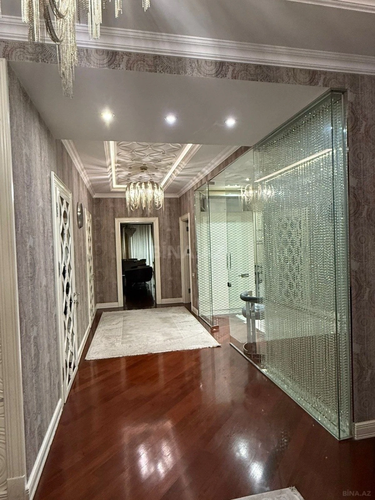 Satılır 4 otaqlı mənzil 215 m²