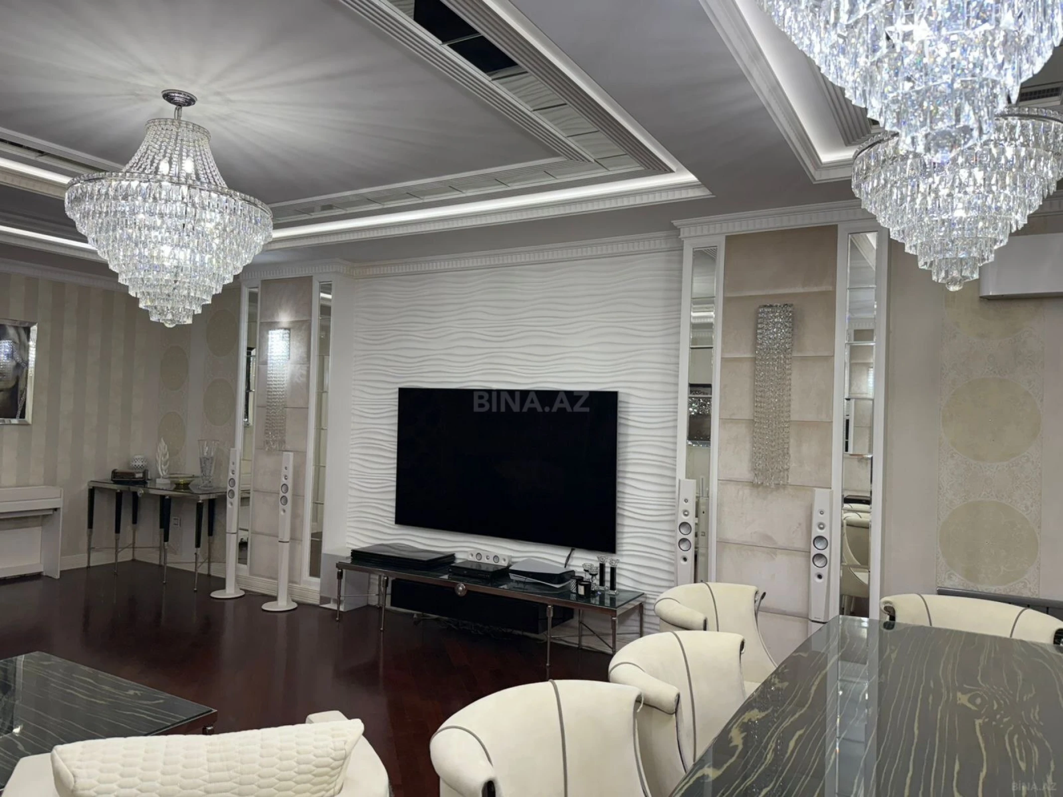 Satılır 4 otaqlı mənzil 215 m²