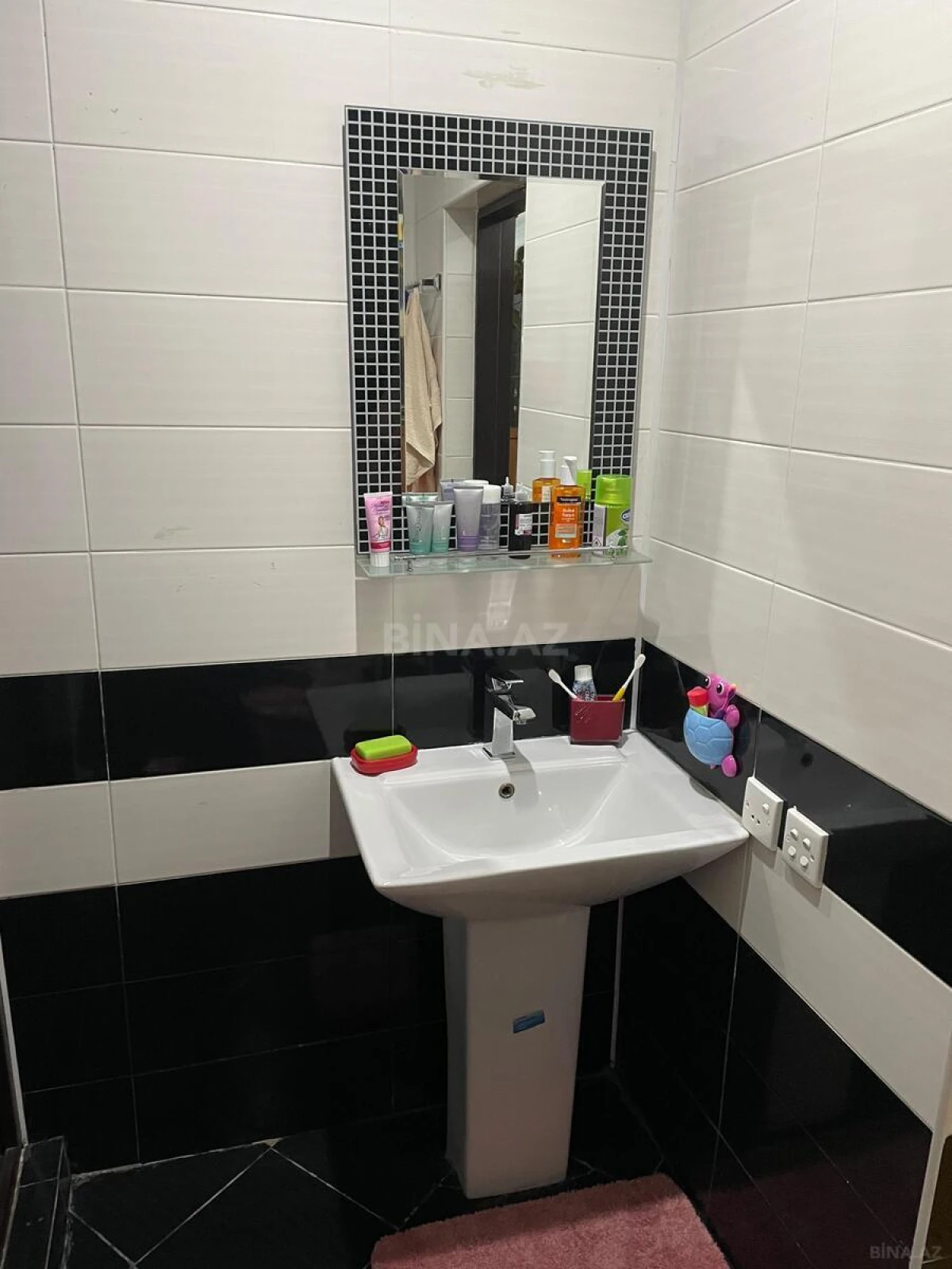 Satılır 8 otaqlı həyət evi 450 m²