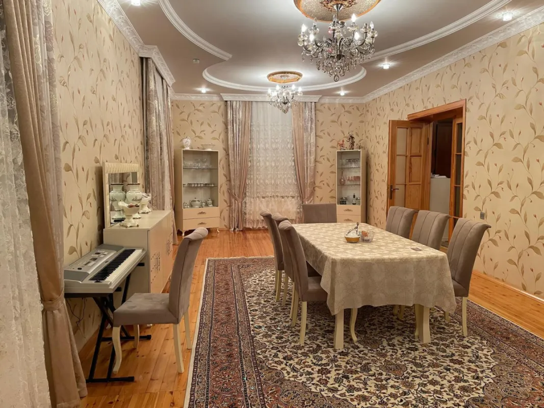 Satılır 8 otaqlı həyət evi 450 m²