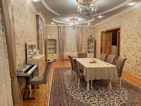 Satılır 8 otaqlı həyət evi 450 m²