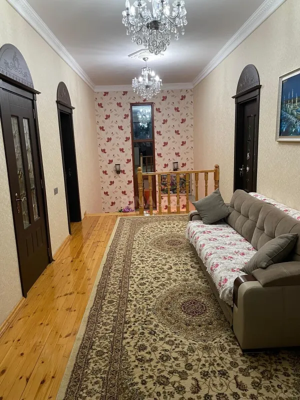 Satılır 8 otaqlı həyət evi 450 m²
