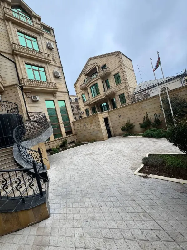 Kirayə verilir 13 otaqlı həyət evi 1000 m²