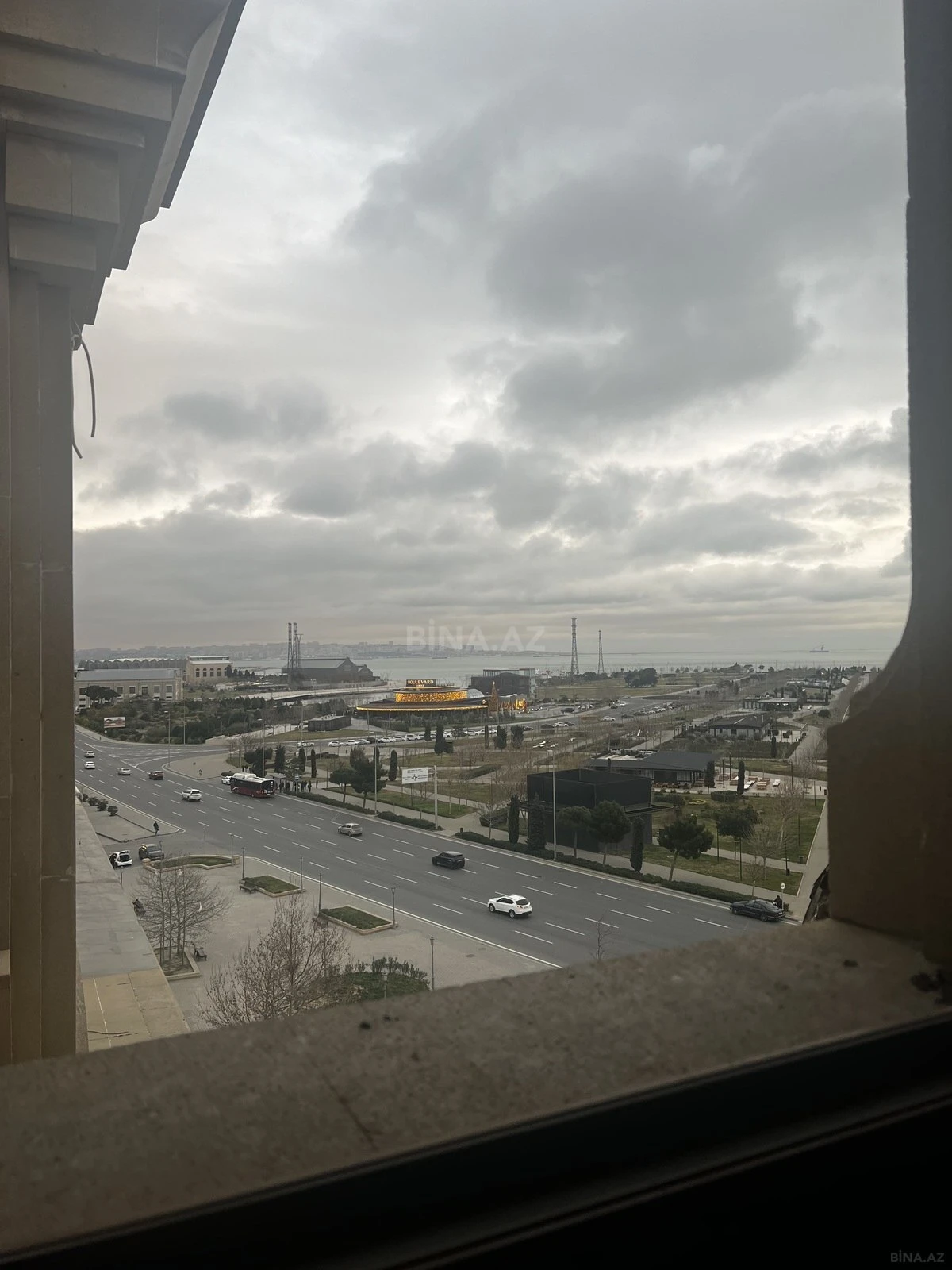 Satılır 5 otaqlı mənzil 260 m²