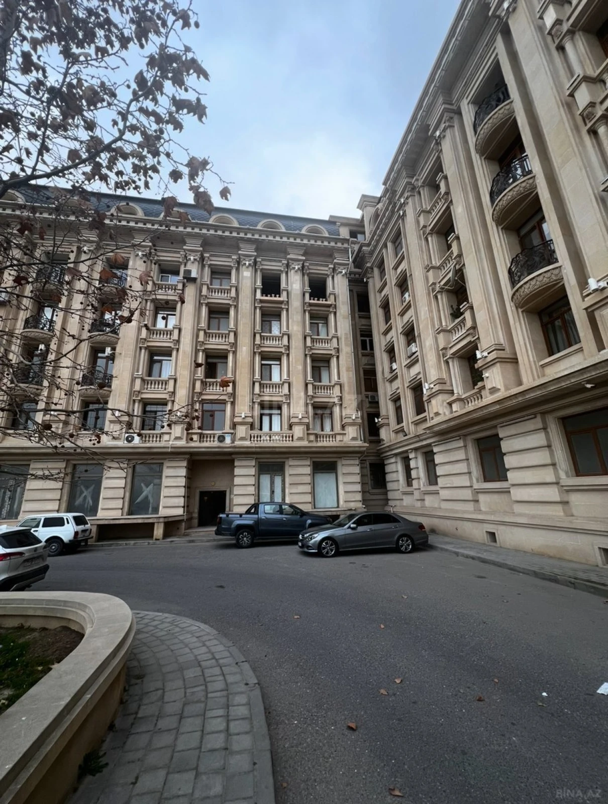 Satılır 5 otaqlı mənzil 260 m²