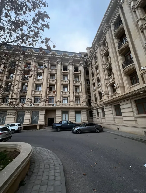 Satılır 5 otaqlı mənzil 260 m²