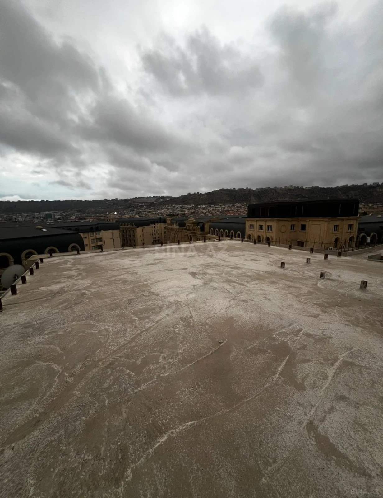 Satılır 5 otaqlı mənzil 260 m²