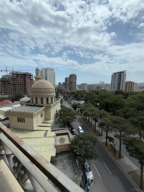 Satılır 5 otaqlı mənzil 252 m²