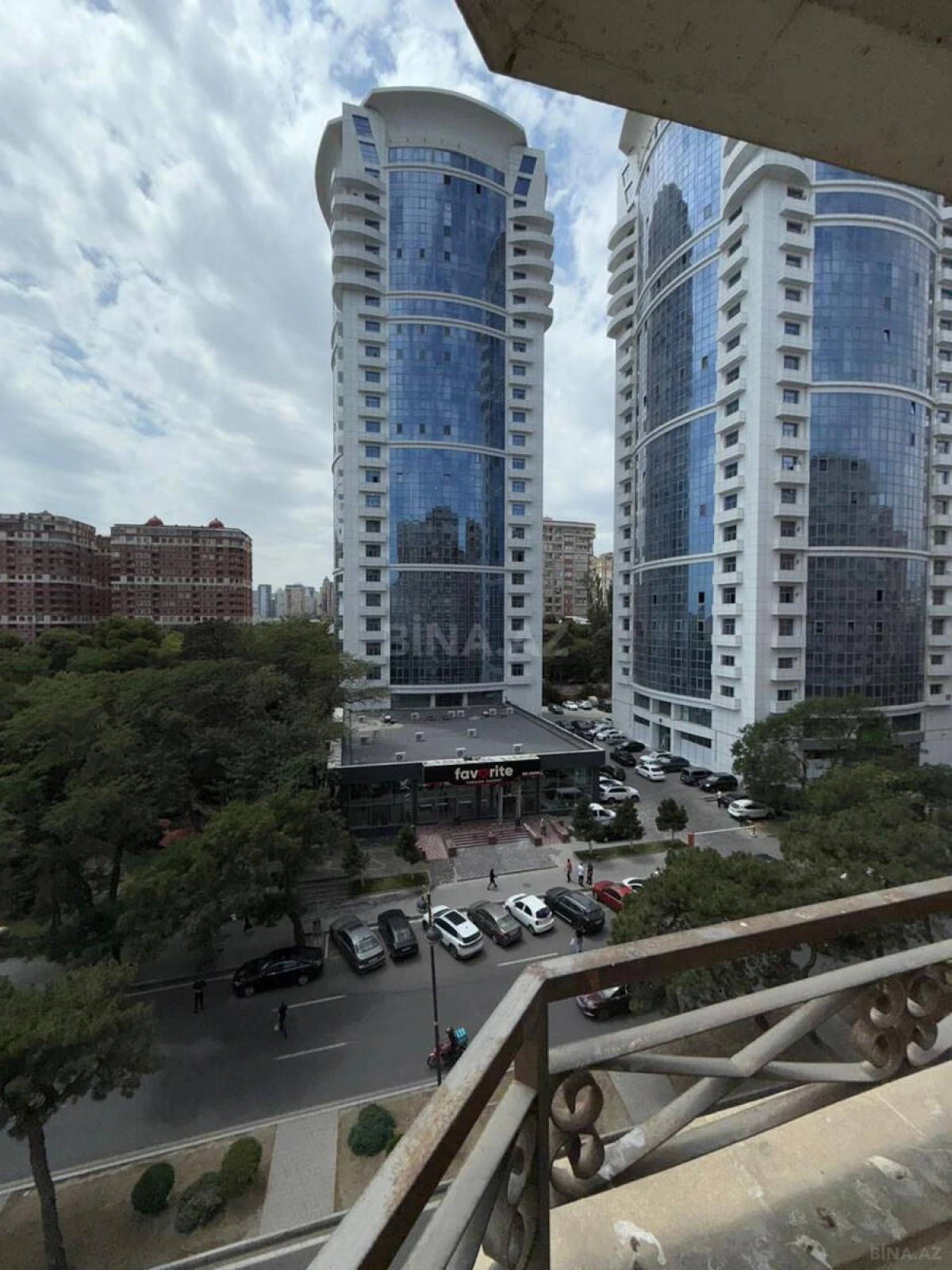 Satılır 5 otaqlı mənzil 252 m²