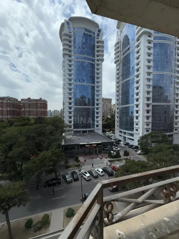 Satılır 5 otaqlı mənzil 252 m²
