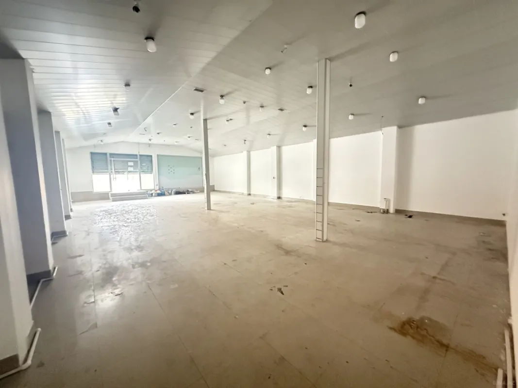 Satılır obyekt 200 m²