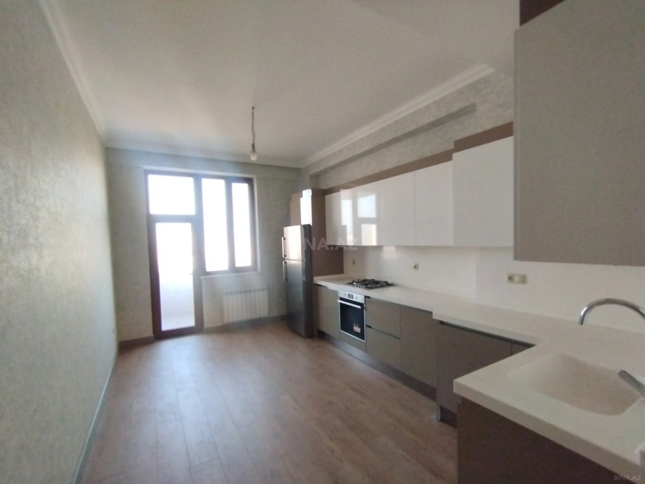 Satılır 4 otaqlı mənzil 175 m²