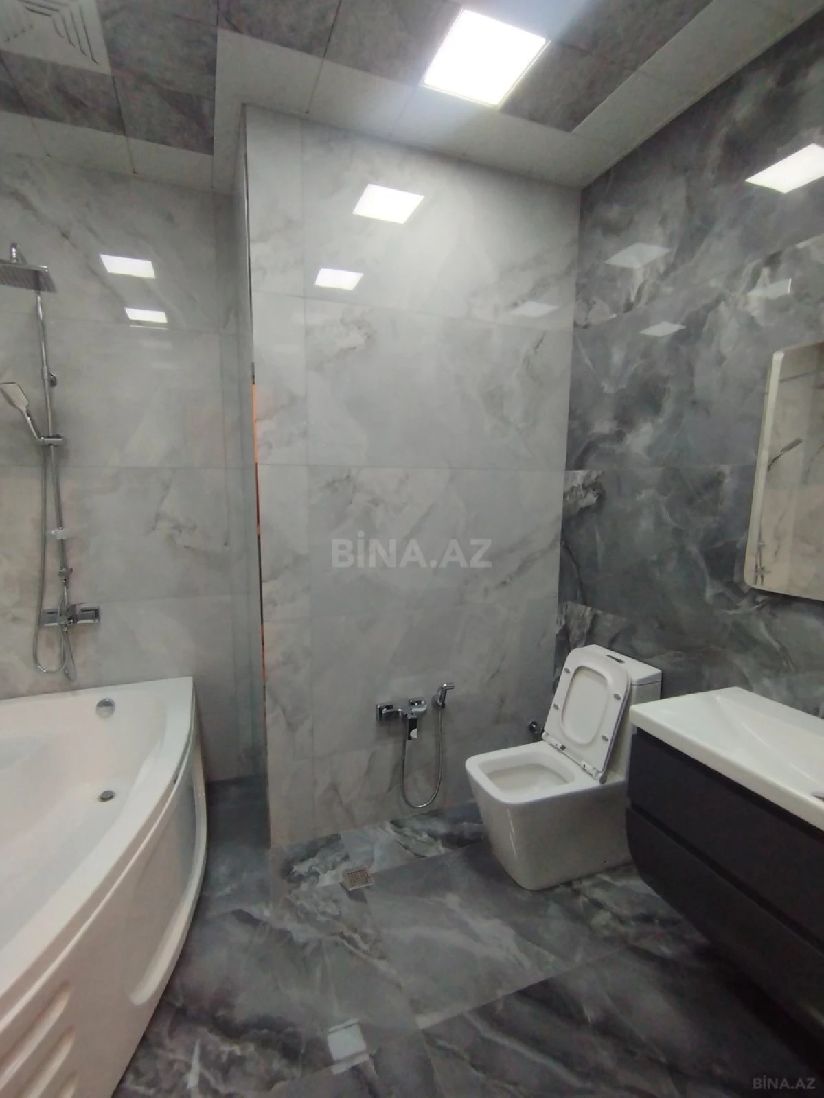 Satılır 4 otaqlı mənzil 175 m²
