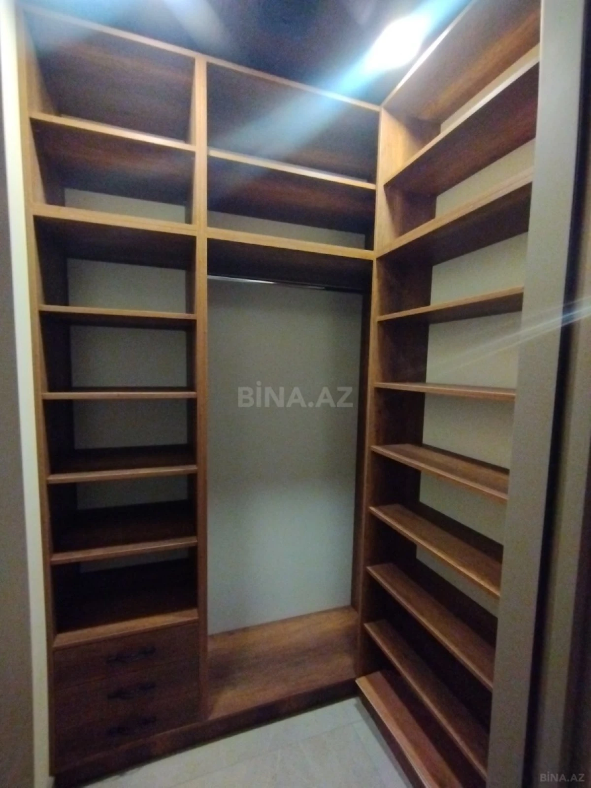 Satılır 4 otaqlı mənzil 175 m²