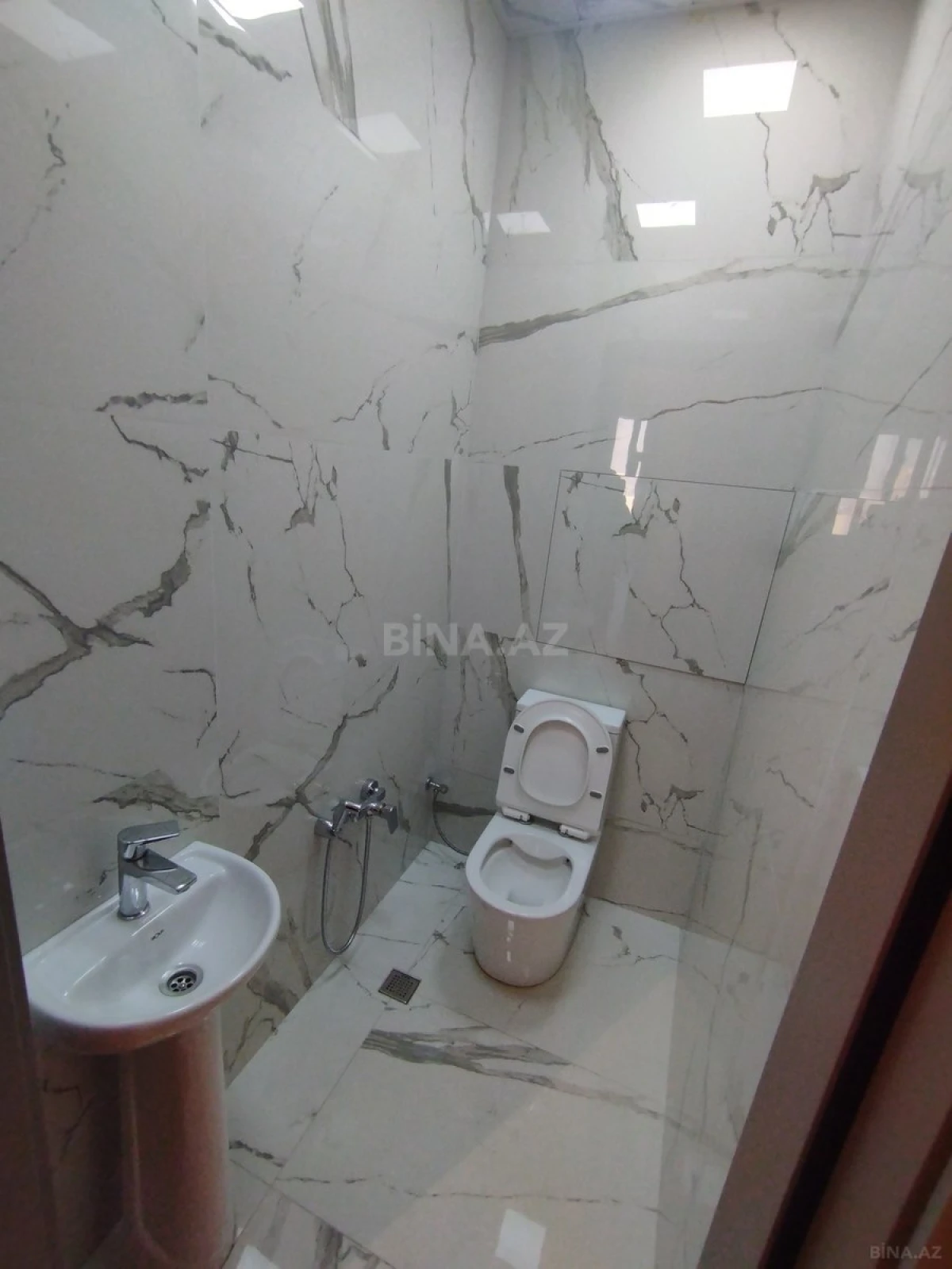 Satılır 4 otaqlı mənzil 175 m²