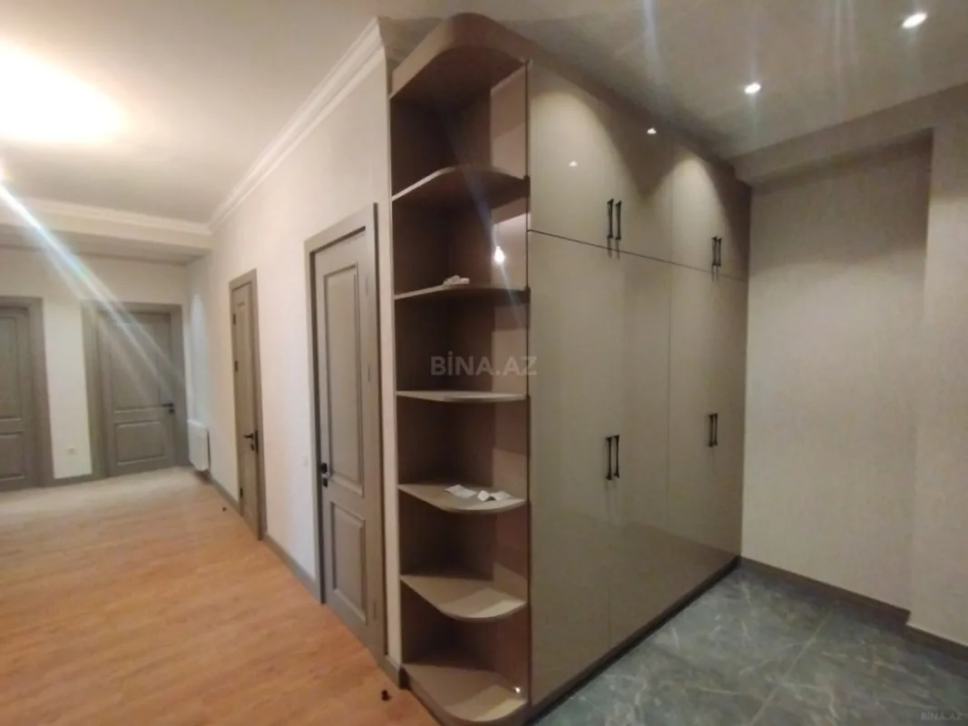 Satılır 4 otaqlı mənzil 175 m²