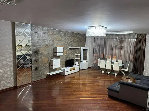 Kirayə verilir 4 otaqlı mənzil 220 m² — Bakı, Sahil qəs. 4 otaq 220.00 m²