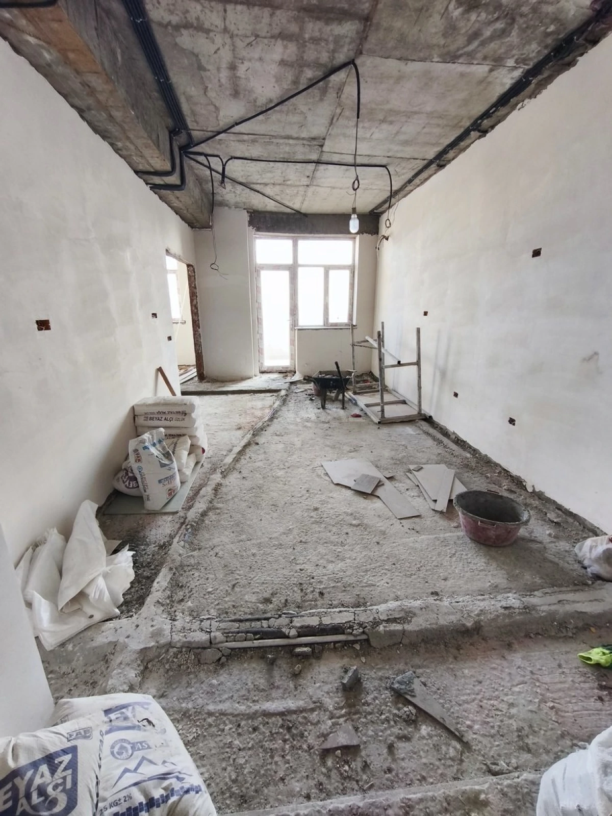 Satılır 4 otaqlı mənzil 180 m²