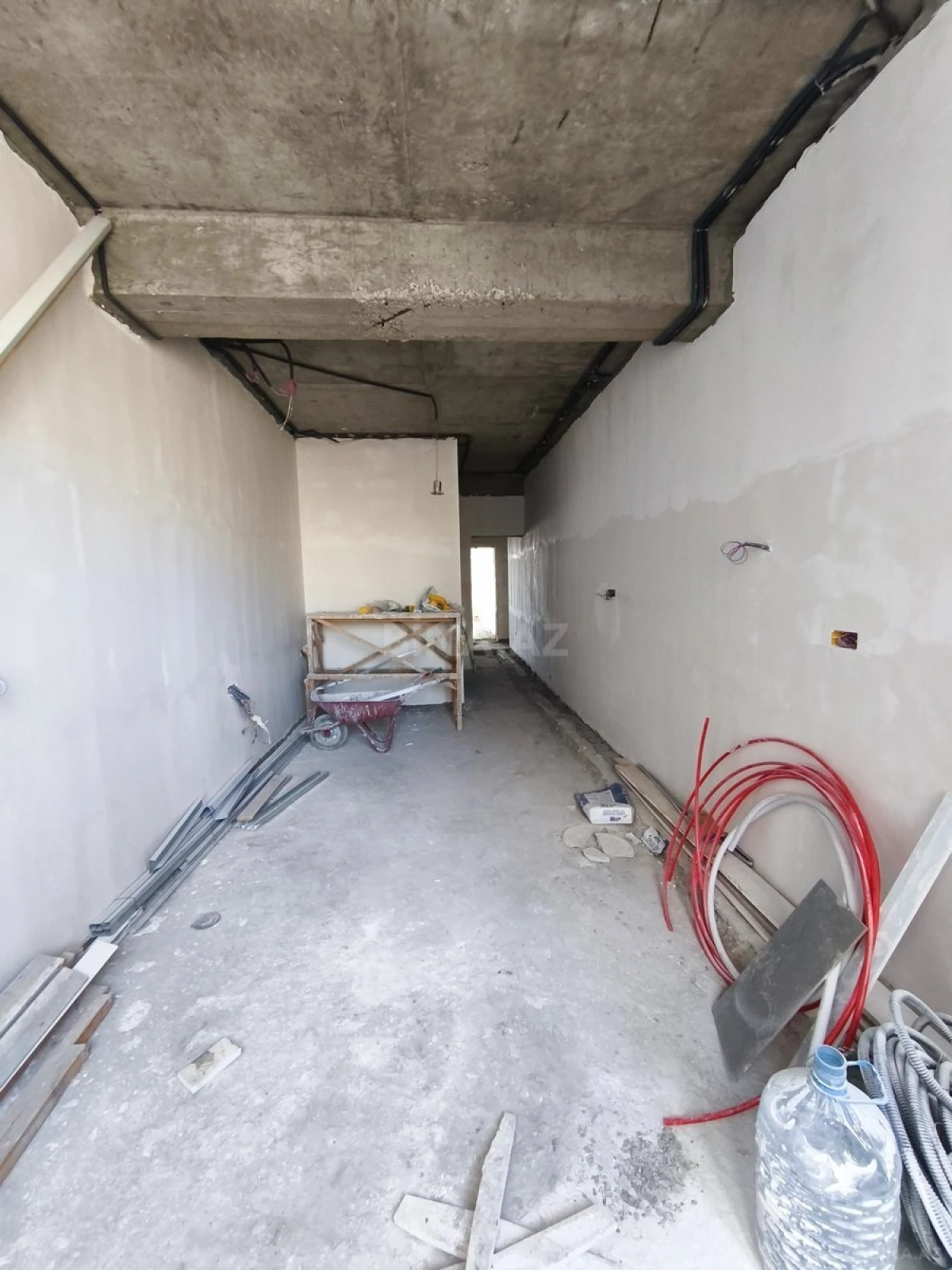 Satılır 4 otaqlı mənzil 180 m²