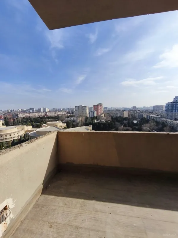 Satılır 4 otaqlı mənzil 180 m²