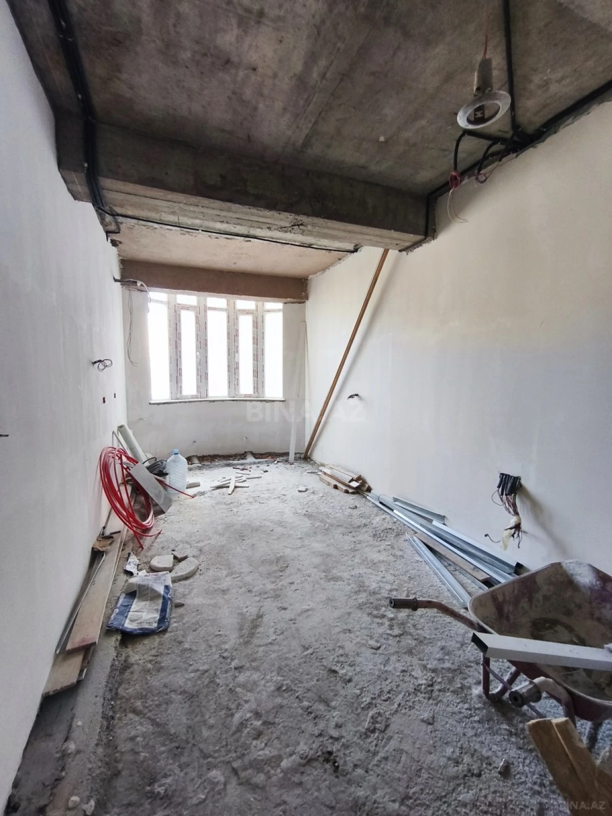 Satılır 4 otaqlı mənzil 180 m²