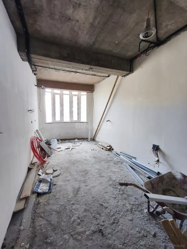 Satılır 4 otaqlı mənzil 180 m²