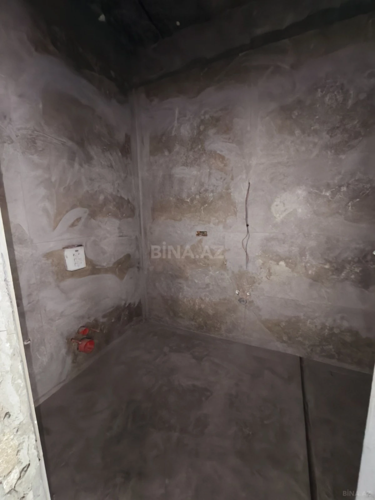 Satılır 4 otaqlı mənzil 180 m²