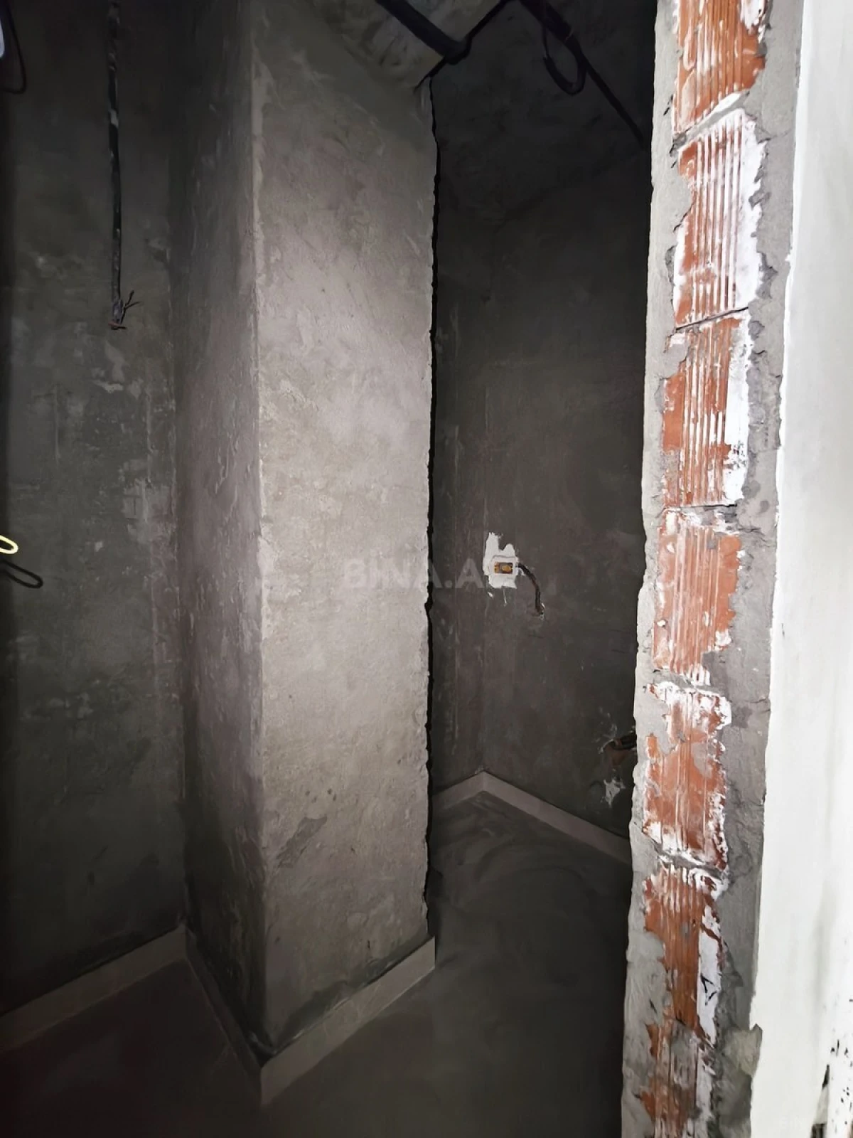 Satılır 4 otaqlı mənzil 180 m²