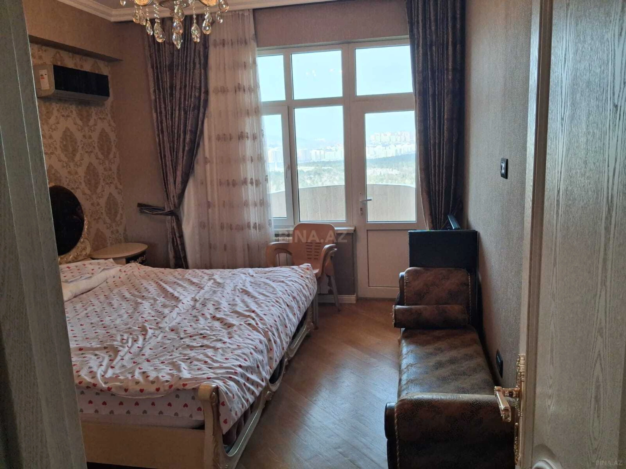 Satılır 3 otaqlı mənzil 132 m²