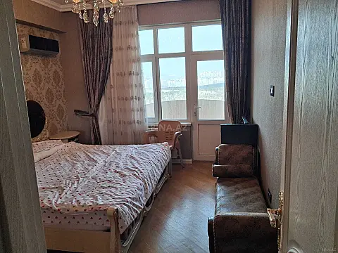 Satılır 3 otaqlı mənzil 132 m²
