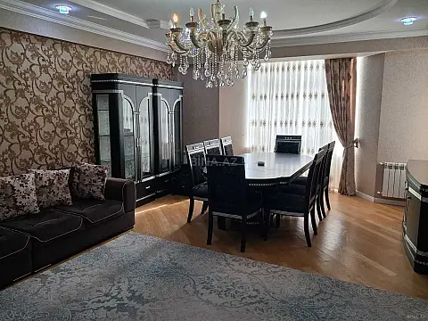 Satılır 3 otaqlı mənzil 132 m²