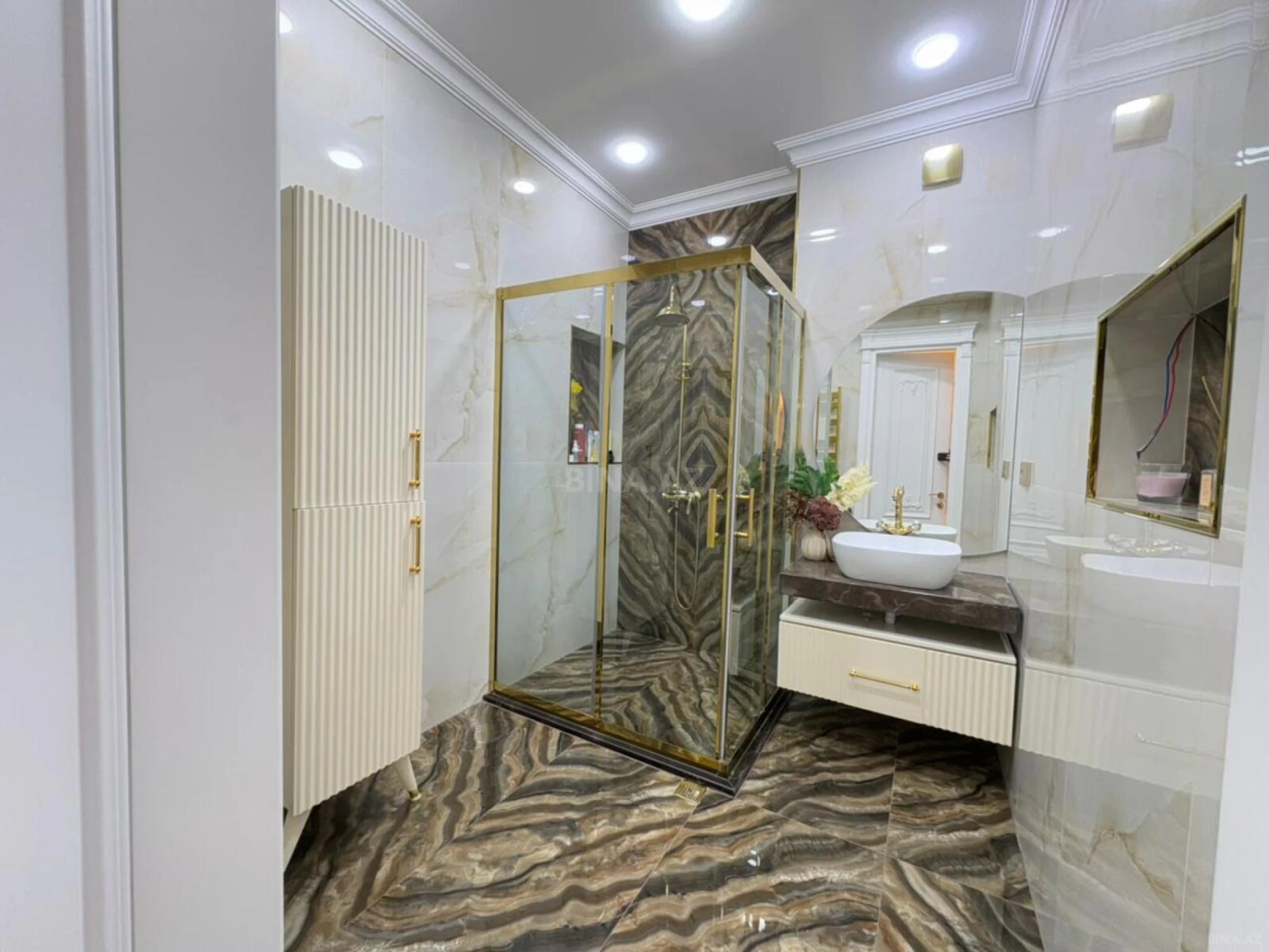 Satılır 3 otaqlı mənzil 181 m²