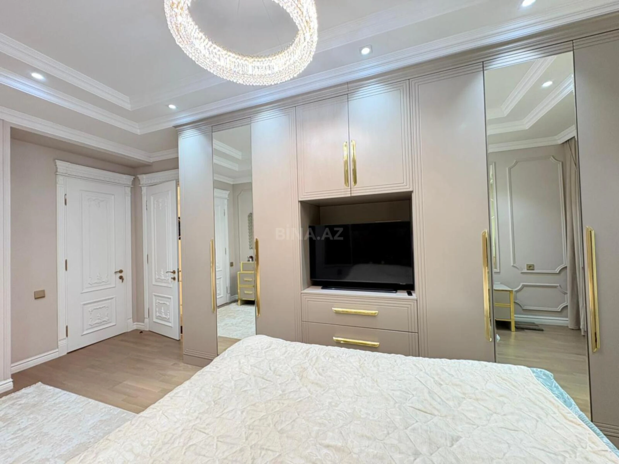 Satılır 3 otaqlı mənzil 181 m²