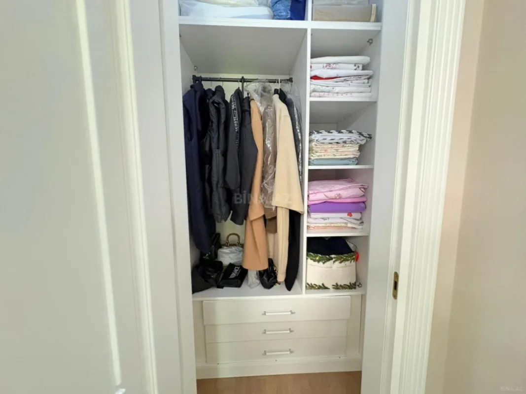 Satılır 3 otaqlı mənzil 181 m²