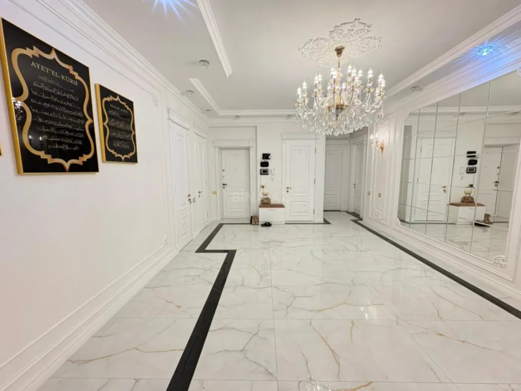 Satılır 3 otaqlı mənzil 181 m²