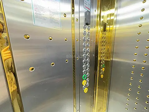 Satılır 3 otaqlı mənzil 181 m²