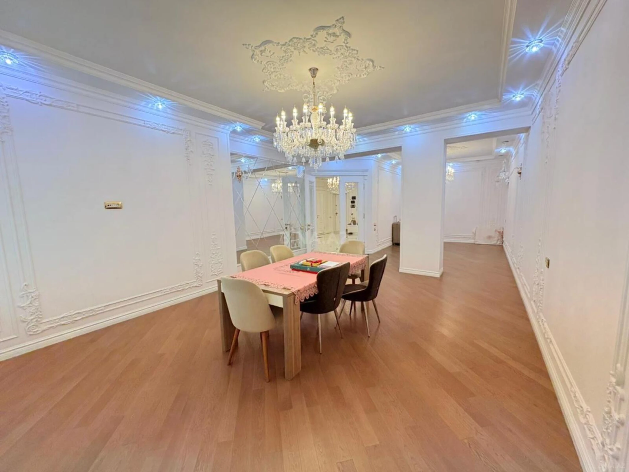 Satılır 3 otaqlı mənzil 181 m²