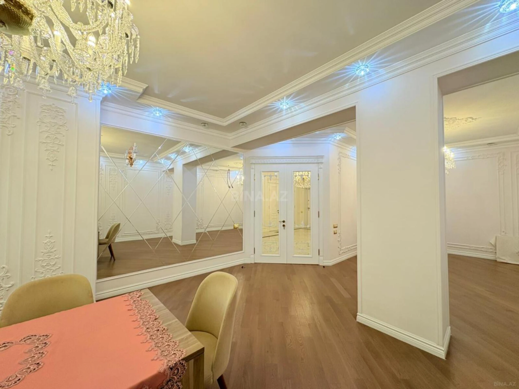Satılır 3 otaqlı mənzil 181 m²