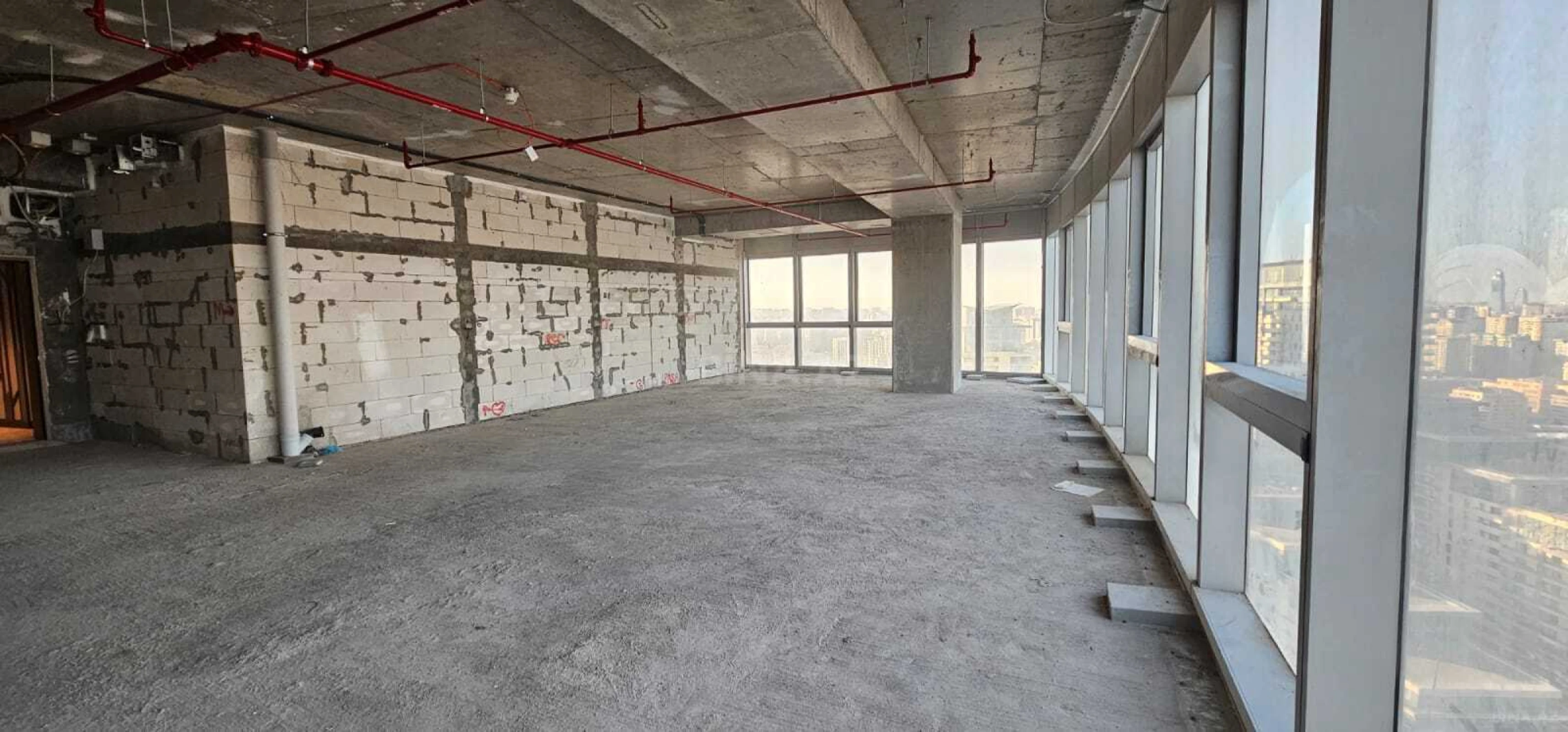 Satılır 4 otaqlı mənzil 177 m²