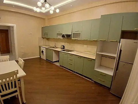 Kirayə verilir 2 otaqlı mənzil 90 m²